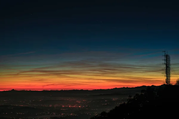 冬の夜に平野と山の上に美しい夕日 ヴァレーズ — ストック写真