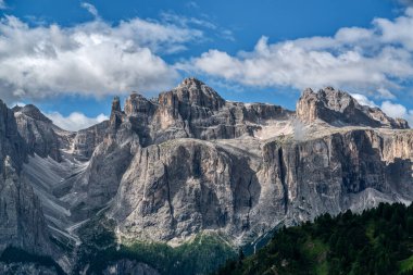 Sassongher, Dolomites, İtalya 'dan Sella Grubu' nun kitlesi