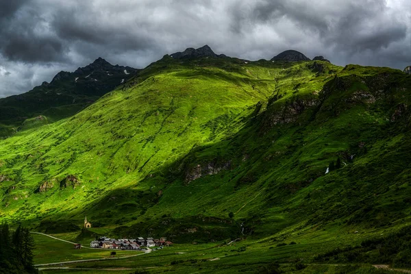 Stralen Van Zon Bergen Bewolkte Lucht Schaduwen Het Dorpje Riale — Stockfoto