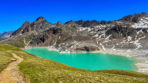 Barvy Jezera Sabbione Formazza Valley Jasné Ráno Jarní Sezóně — Stock fotografie