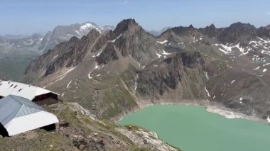 Dağların tepesinden Sabbione Gölü, Formazza Vadisi manzarası