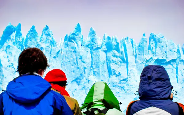 Turisté z lodi při pohledu na obrovské ledovce — Stock fotografie