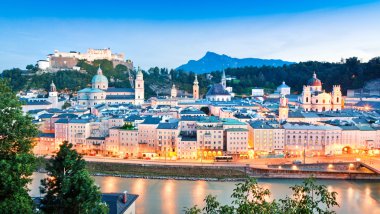 panoramik nehir partnerliğindeki at dusk, salzburger arazi, Avusturya ile salzburg Skyline