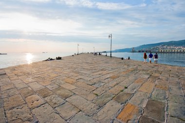 günbatımı güzel pier mahallinde Trieste, İtalya
