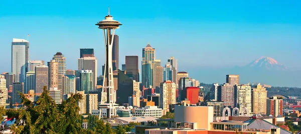 Panorama panoramique de Seattle au coucher du soleil depuis Kerry Park — Photo