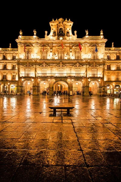 Slavné náměstí plaza mayor v salamanca v noci, castilla y leon, Španělsko — Stock fotografie