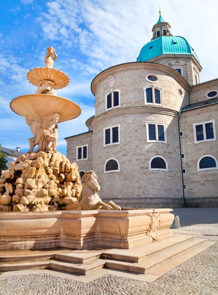 Híres Residenzbrunnen, a salzburgi katedrális, a háttérben a passaui, Salzburg, Ausztria — Stock Fotó