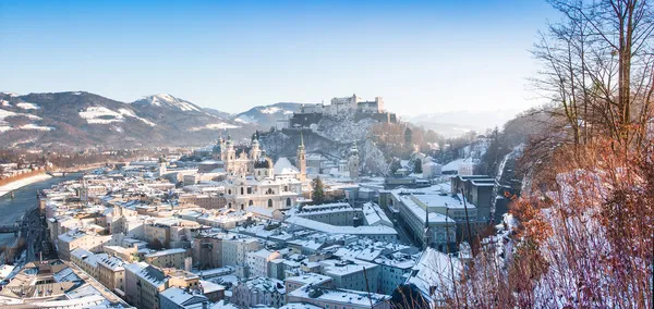 Vue panoramique de la ville historique de Salzbourg en hiver, Salzburger Land, Autriche — Photo