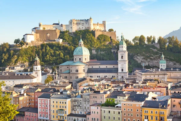 Skyline de Salzbourg avec rivière Salzach au coucher du soleil vu de Kapuzinerberg à Salzbourg, Autriche — Photo