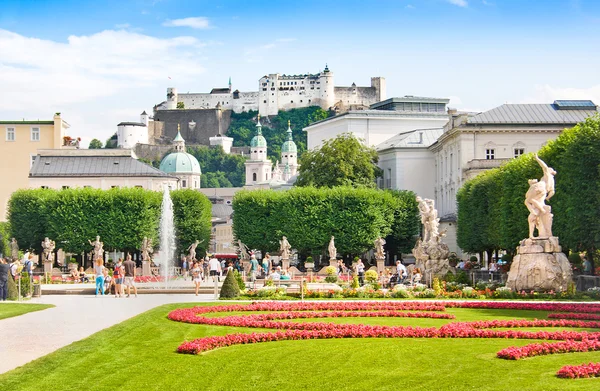 Jardines Mirabell con fortaleza Hohensalzburg en el fondo en Salzburgo, Austria —  Fotos de Stock
