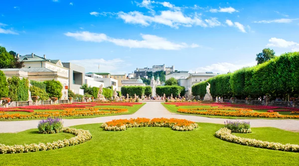 Mirabell tuinen met Fort hohensalzburg op de achtergrond in salzburg, Oostenrijk — Stockfoto