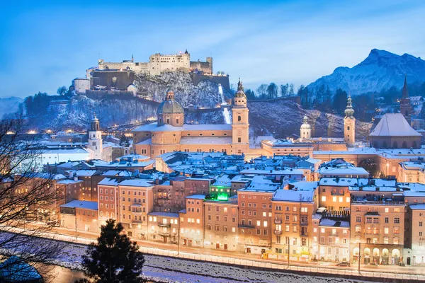 Historische stad salzburg met festung hohensalzburg in de winter, salzburger land Oostenrijk — Stockfoto