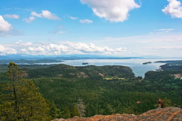 Kobieta stojąc na skale i piękny widok na wyspy vancouver, british columbia, Kanada — Zdjęcie stockowe