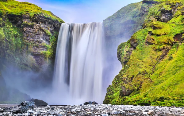 Παρατεταμένη έκθεση του διάσημου skogafoss Καταρράκτης στην Ισλανδία σούρουπο — Φωτογραφία Αρχείου