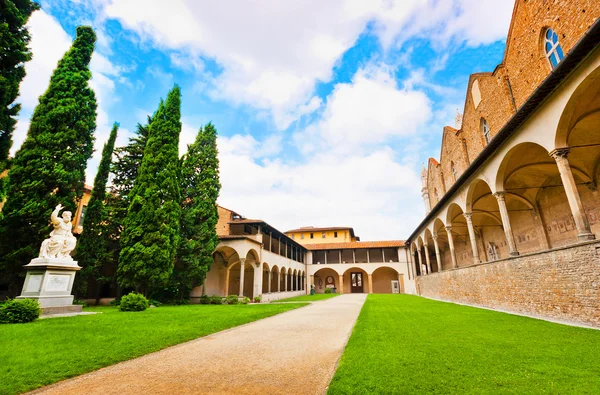 Courtyard of famous Basilica di Santa Croce in Florence, Italy — Stock Photo, Image