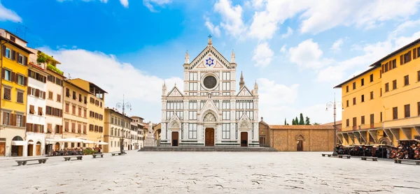 Piazza Santa Croce con la famosa Basílica de Santa Croce en Florencia, Toscana, Italia — Foto de Stock