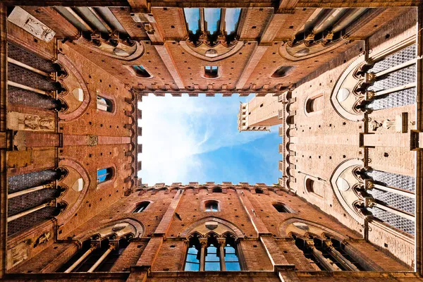 Széles szög kilátás híres torre del Mangia torony, a palazzo publico siena, Toscana, Olaszország — Stock Fotó