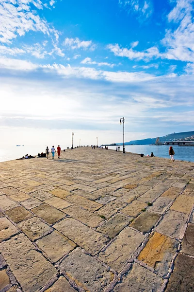 Wunderschöne Seebrücke bei Sonnenuntergang in Triest, Italien — Stockfoto