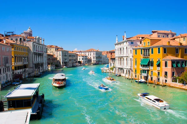 Canal grande en de basilica di santa maria della salute, Venetië, Italië — Stockfoto