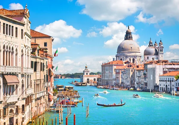 Canal grande en de basilica di santa maria della salute, Venetië, Italië — Stockfoto