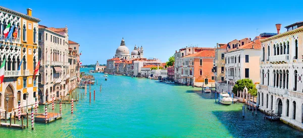 Canal grande a bazilika di santa maria della salute, Benátky, Itálie — Stock fotografie