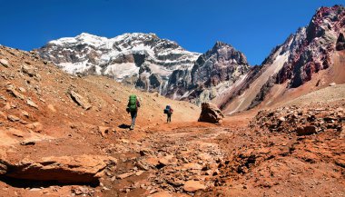 yürüyüşçüler için aconcagua Arjantin, Güney Amerika arka planda görülen yola