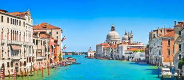 panoramisch uitzicht op canal grande met de basilica di santa maria della salute in Venetië, Italië