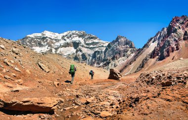 yürüyüşçüler için aconcagua Arjantin, Güney Amerika arka planda görülen yola