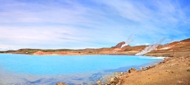gök mavi krater Gölü, myvatn, İzlanda ile jeotermal manzara panoramik manzaralı
