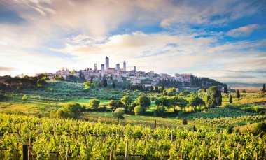 güzel manzara ile ortaçağ şehir san Gimignano günbatımında Toskana, İtalya