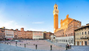 panoramik meşhur piazza del Campo Siena günbatımı, Toskana, İtalya