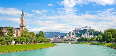 salzburg manzarası ile festung hohensalzburg panoramik manzaralı bir