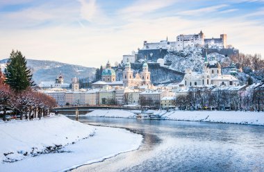 güzel manzara ile festung hohensalzburg ve nehir partnerliğindeki kış, salzburger arazi, Avusturya salzburg Skyline
