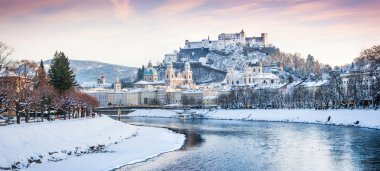güzel manzara ile festung hohensalzburg ve nehir partnerliğindeki kış, salzburger arazi, Avusturya salzburg Skyline