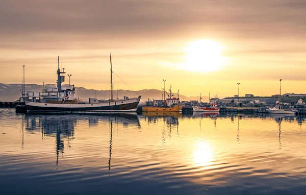 Naves que yacen en el puerto de Husavik al atardecer, Islandia —  Fotos de Stock