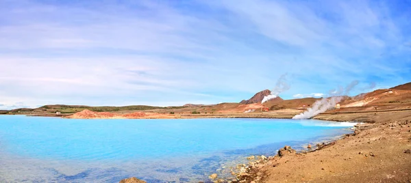 Vista panoramica del paesaggio geotermico con lago azzurro cratere, Myvatn, Islanda — Foto Stock