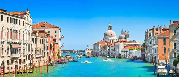 Canal grande s basilica di santa maria della salute v Benátkách, Itálie — Stock fotografie