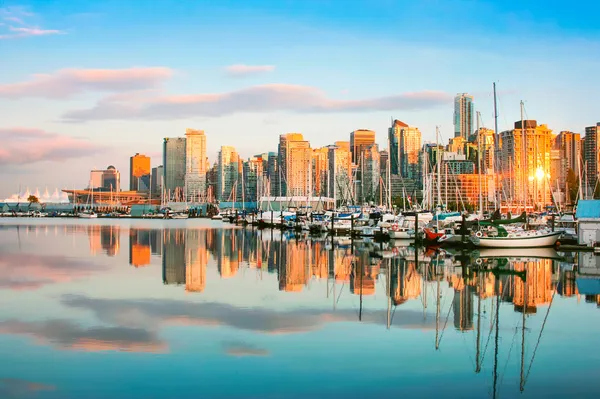 Bela vista do horizonte de Vancouver com porto ao pôr do sol, BC, Canadá — Fotografia de Stock
