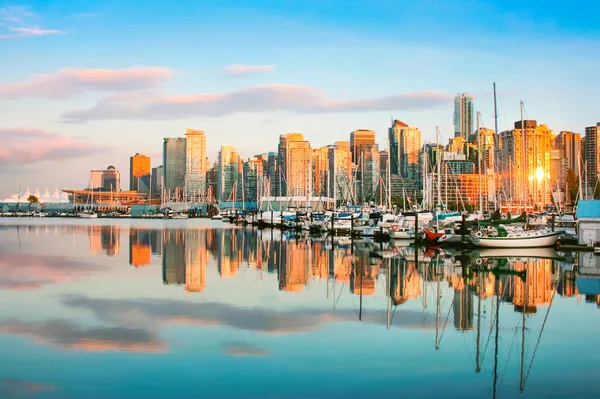 Gyönyörű kilátás nyílik a Vancouver skyline a kikötő, a naplemente, Bc, Kanada — Stock Fotó