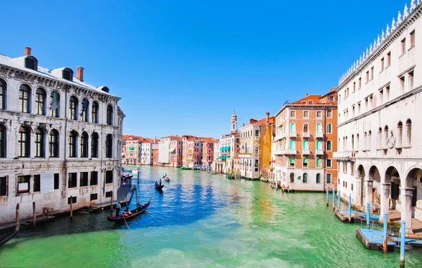 Живописный вид на Большой канал в Венеции, Италия с моста Риальто — стоковое фото