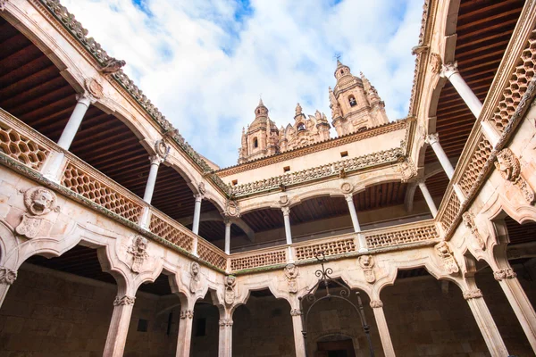 Famoso Pátio da Casa de las Conchas com a Igreja de La Clerecia em Salamanca, Castela e Leão, Espanha — Fotografia de Stock