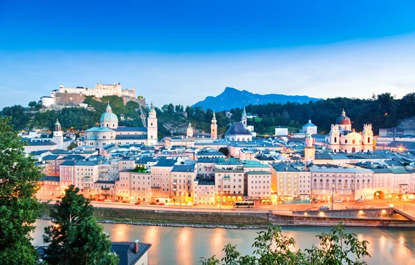 Salzburg skyline panorama med floden salzach vid skymningen, salzburger land, Österrike — Stockfoto