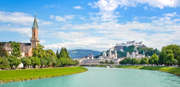 Salzburg manzarası ile festung hohensalzburg panoramik manzaralı bir — Stok fotoğraf