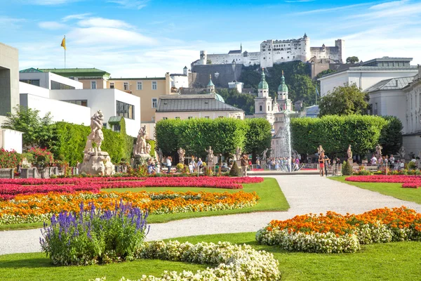 Jardins Mirabell avec la forteresse Hohensalzburg en arrière-plan à Salzbourg, Autriche — Photo