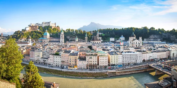 Salzburg skyline panorama ile river partnerliğindeki gün batımı, salzburger arazi, Avusturya — Stok fotoğraf