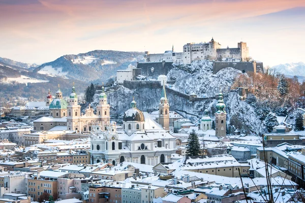 Beautiful view of the historic city of Salzburg with Festung Hoh — Stock Photo, Image