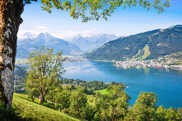 Piękny widok Zell am Zobacz z jeziora zeller na Ziemi Salzburskiej, austria — Zdjęcie stockowe