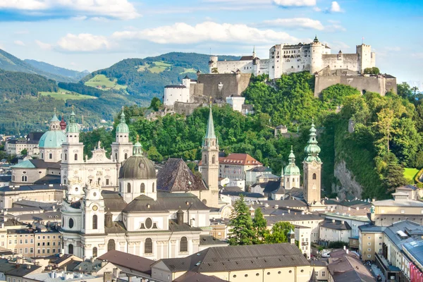 Hermosa vista de la histórica ciudad de Salzburgo con Festung Hohensalzburg en verano, Salzburger Land, Austria —  Fotos de Stock