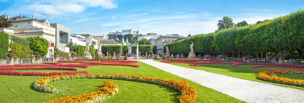 Vista panorâmica dos famosos Jardins Mirabell com o antigo histórico — Fotografia de Stock