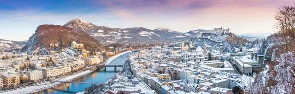 Panoramisch uitzicht op het historische stadscentrum van salzburg in de winter, salzburger land Oostenrijk — Stockfoto